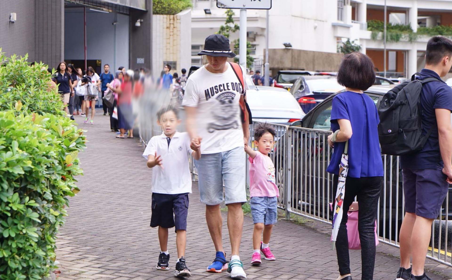 蔡少芬挺大孕肚接女儿放学，张晋全程护送贴心当司机