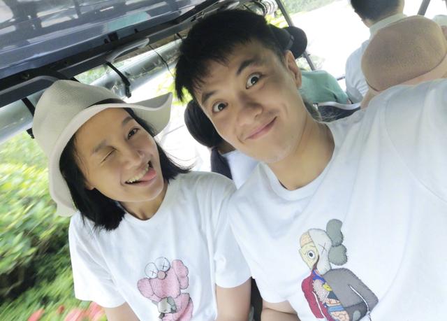 正脸曝光！朱丹母女逛商场，小小丹东张西望超黏妈妈
