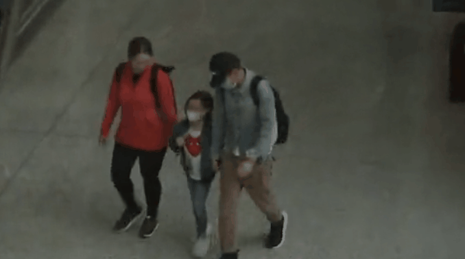 刘德华携妻女返港，一家带超10件行李，多名保镖护送阵势太大