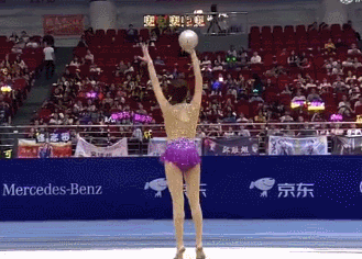 也不能这么讲 89年的陈小纭16岁就考入中央芭蕾舞团 百科上说: 她