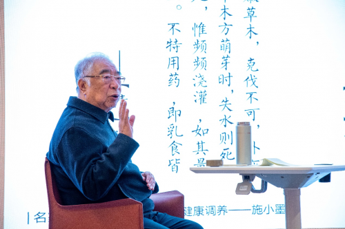 施小墨先生引用清代程文囿的"小儿如嫩草木,克伐不可,补亦不易"医药