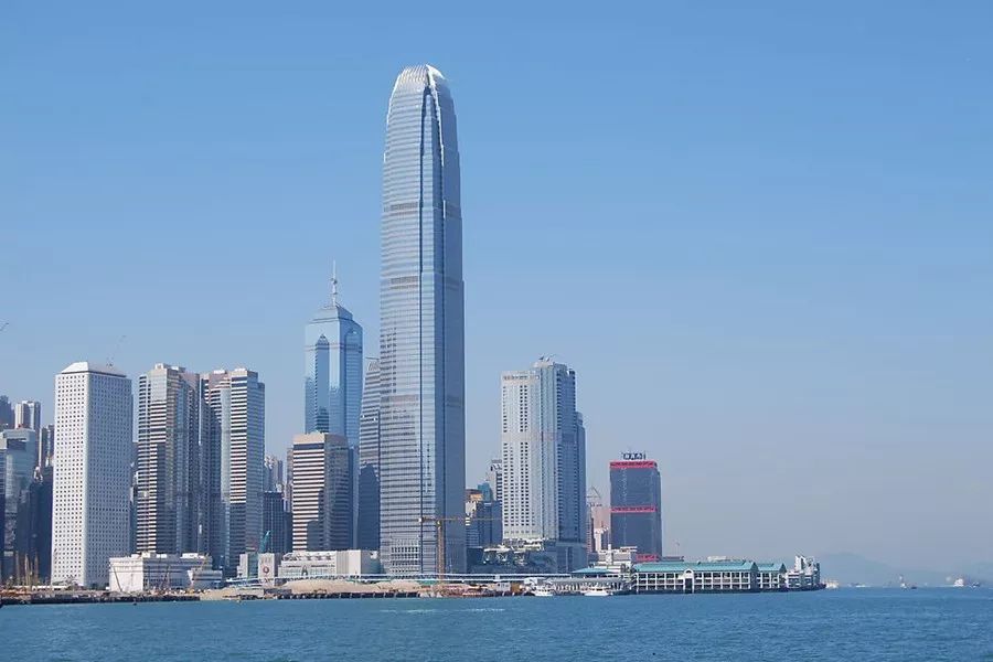 长江集团大厦的总高是283米,高出汇丰银行179米,同时故意比中行略低