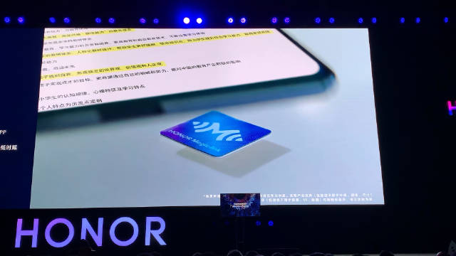 荣耀智慧屏魔法投屏，通过 NFC 贴纸一碰投屏，而且支持