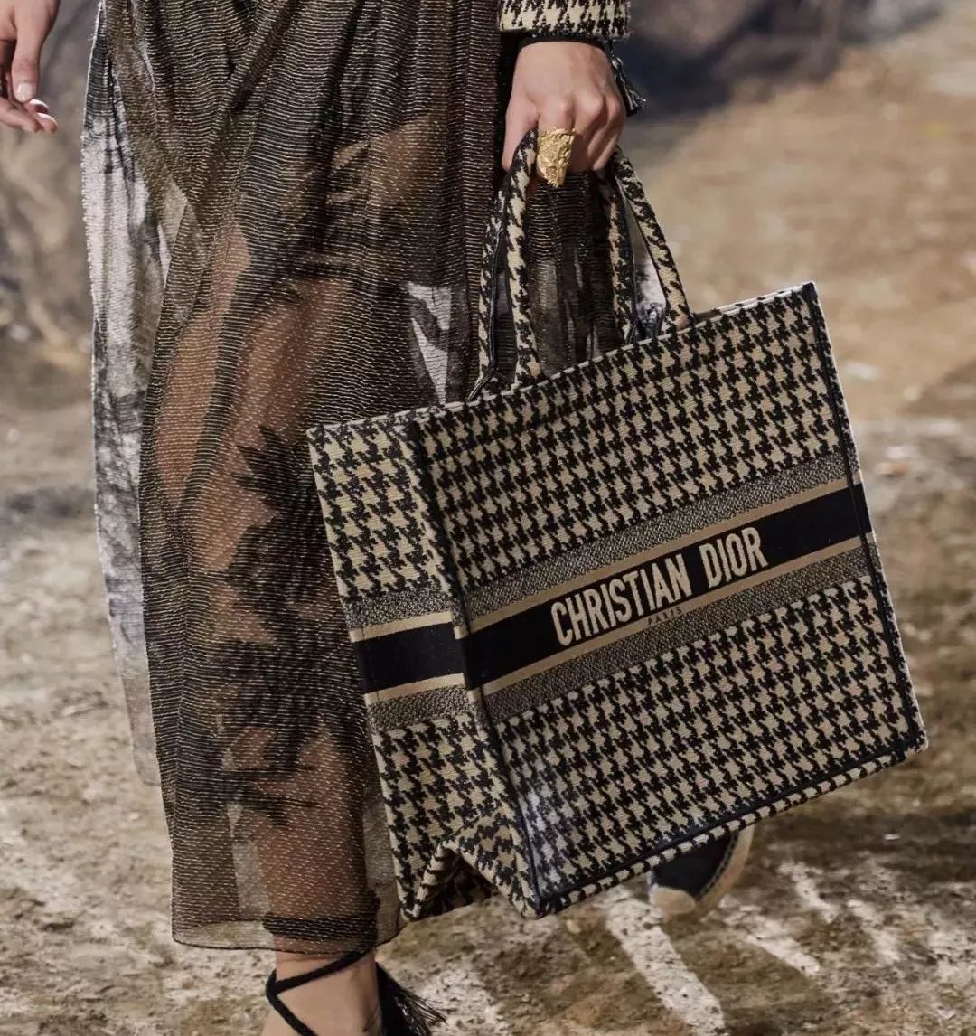 ▼ ▲小号 dior book tote 手袋 冬日感更强一些的千鸟格款和浮雕刺绣
