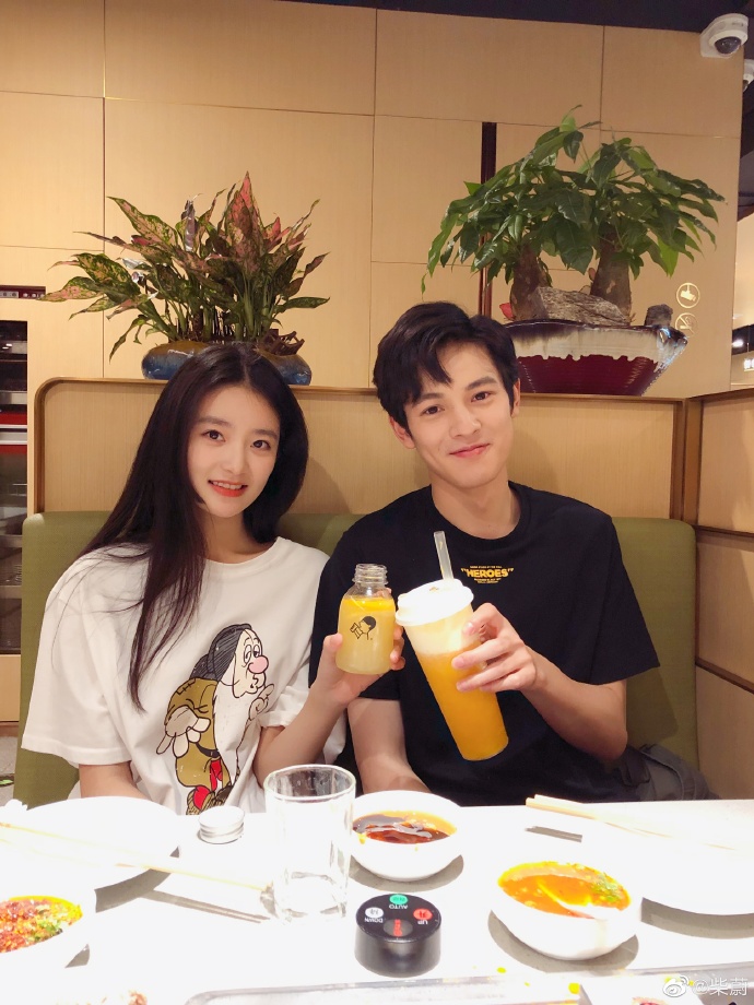 「喜天影视」柴蔚《初恋那件小事》追爱路漫漫 网友：糖里掺玻璃渣！