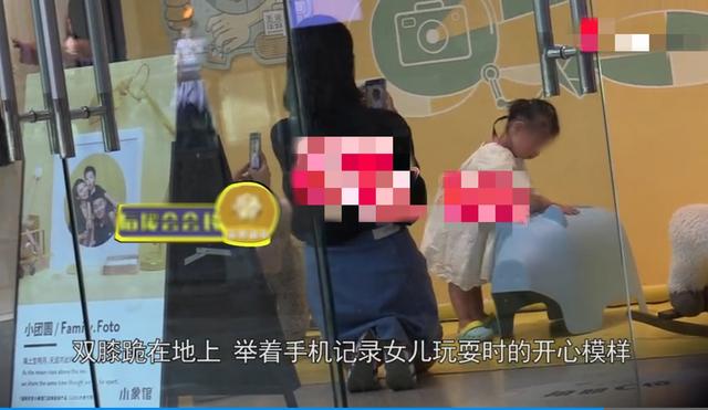 正脸曝光！朱丹母女逛商场，小小丹东张西望超黏妈妈
