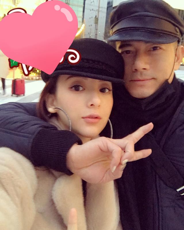 郭富城女儿穿妈妈高跟鞋走路，踉踉跄跄超可爱