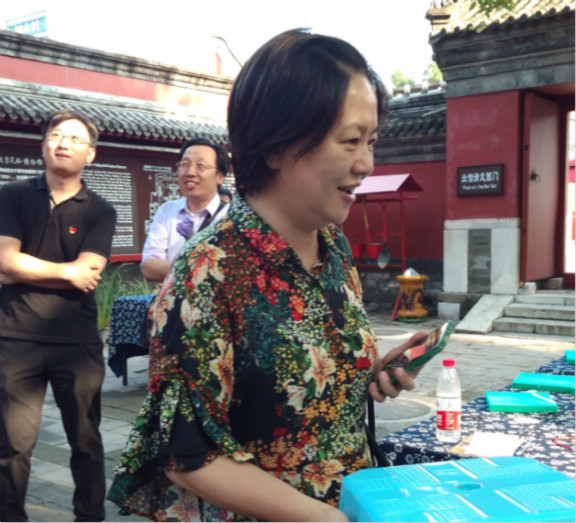 网友晒出偶遇鞠萍照片，53岁的她素颜被赞很美
