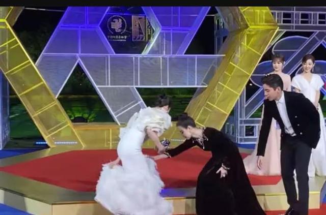 【传媒一班】金鸡奖的红毯秀，是女明星的修罗场