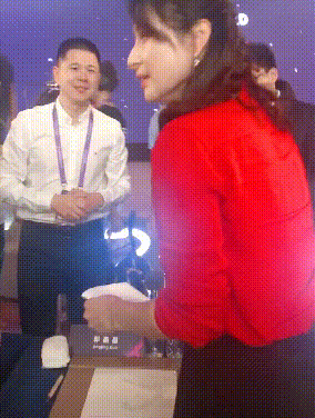 郭晶晶演讲手上大钻戒抢镜，霍启刚全程注视爱妻变迷弟