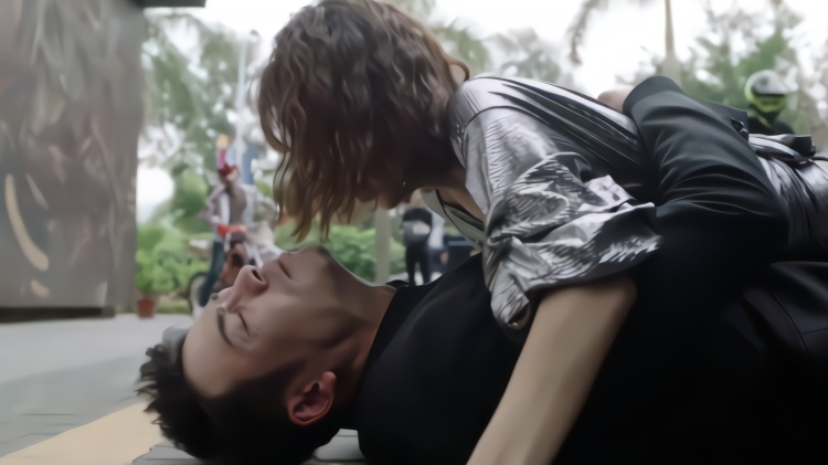 好好的:美女被混混围住,大叔救下她,美女报答方