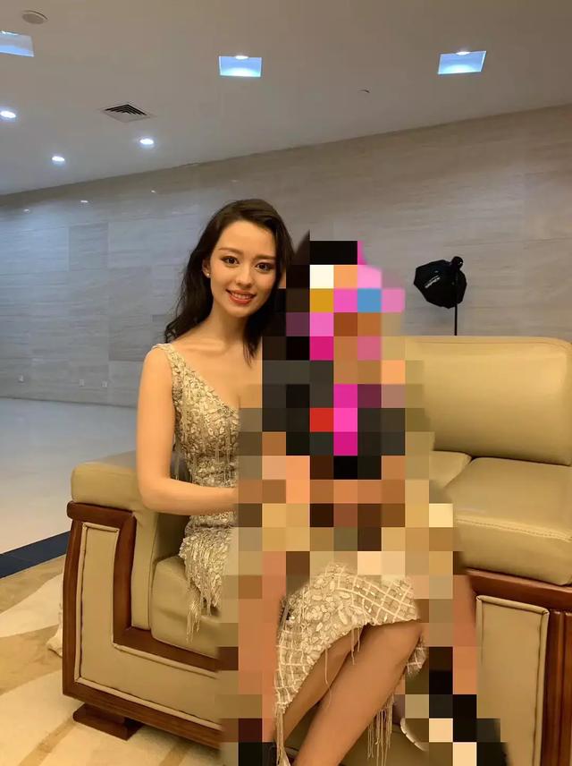 杨幂最新生图腰细腿瘦长，网友：裤子腰部是镂空的