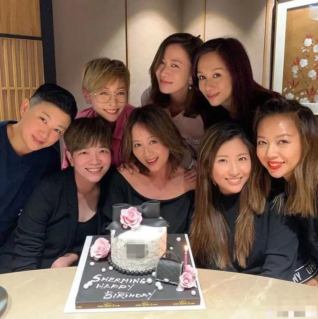 佘诗曼与“七魔女”成员共庆圣诞，全场只有她单身编辑：奇趣网发布：2019-12-26 01:01:13