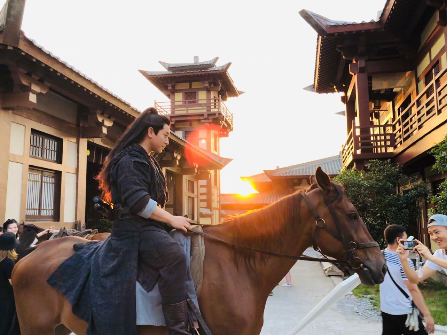 释小龙近照曝光，发际线后移显老，网友：吴彦祖既视感