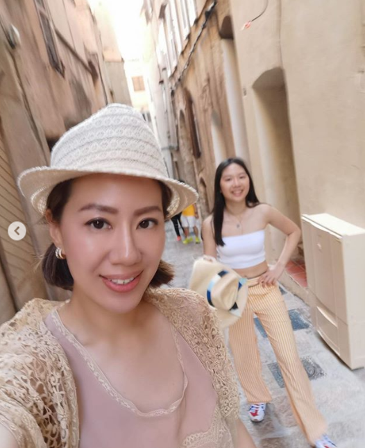 甄子丹15岁女儿穿露脐装秀小蛮腰，大长腿不输辣妈身材逆天