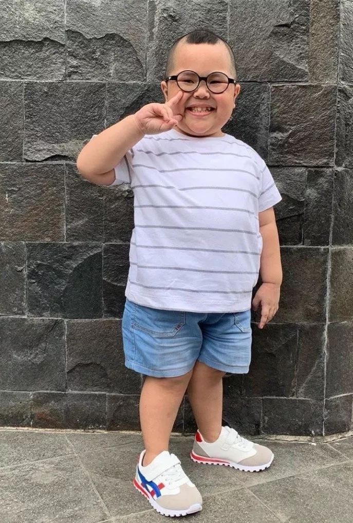 这个小胖子的表情包霸屏1亿网友,快来让我rua一下