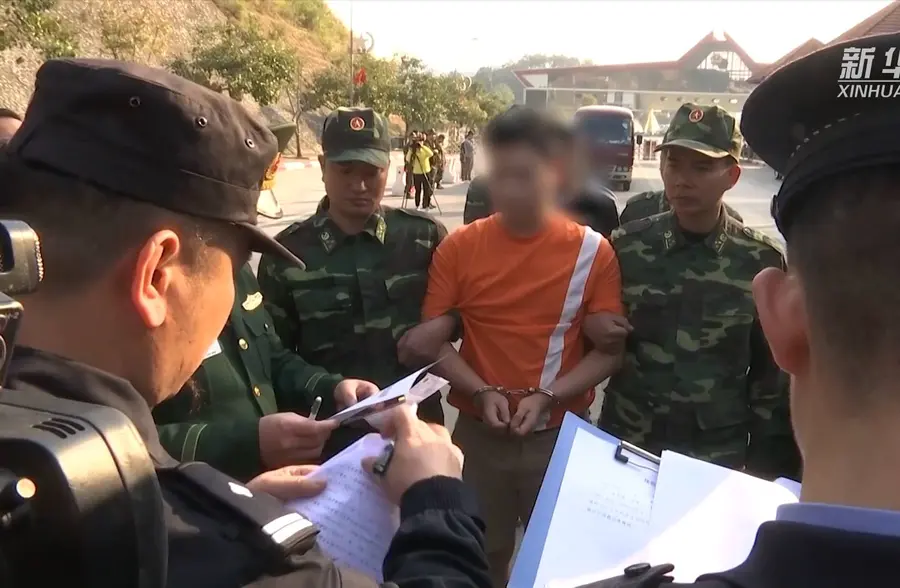 越南警方向中国警方移交21名电信诈骗犯罪嫌疑人