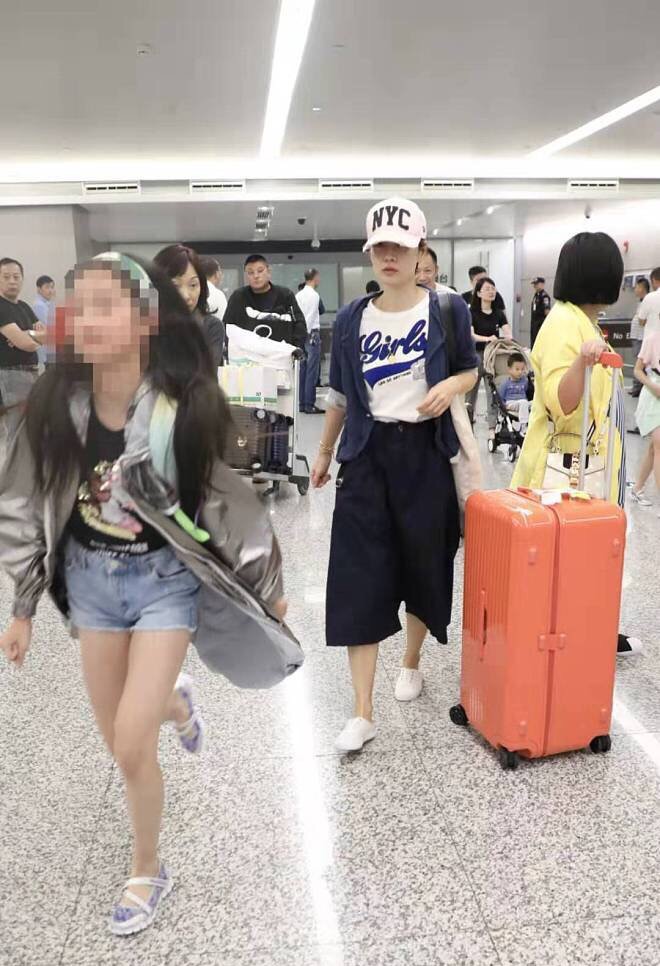 「熊猫娱乐」马伊琍母女机场获中年男接送，两人啥关系？