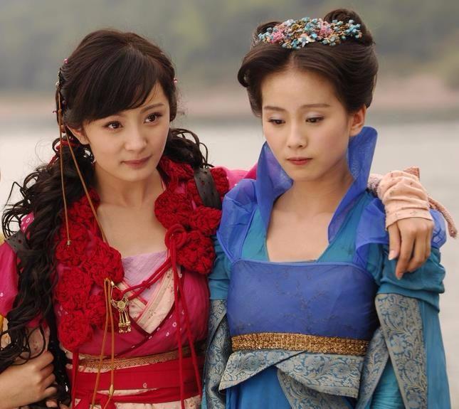 「一床情书」杨幂刘诗诗金鸡奖同台不同框，一个红裙惹火，一个白裙惊艳