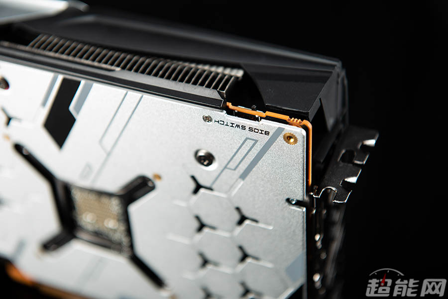 蓝宝石5700xt nitro  超白金图赏:回归朴素,依然强劲