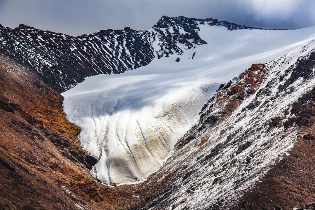 冰川考察队 登上了张掖市肃南县的一条冰川 随后它被命名为"七一冰川"
