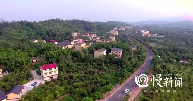 西侧山下为壁山县璧城街道,南面为九龙坡区金凤镇,处三县(区)交界之地