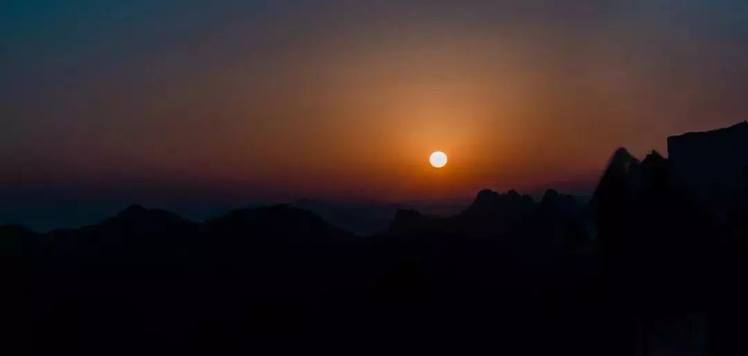 清晨五点,灰蒙蒙的天空开始被朝霞晕染,不一会儿便布满了耀眼的金光