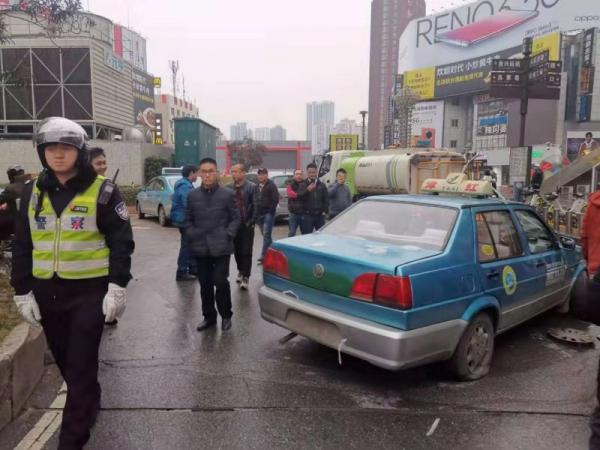 假出租上街被真的士团团围住正牌的哥化身福尔摩斯一个细节就识破