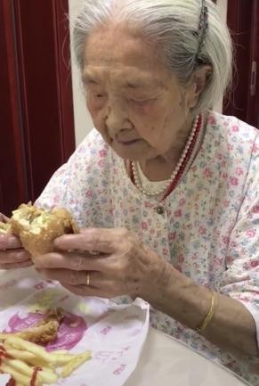 惊叹"抖音百岁吃货奶奶 将重阳节过成儿童节