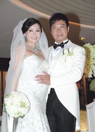 佘诗曼与“七魔女”成员共庆圣诞，全场只有她单身编辑：奇趣网发布：2019-12-26 01:01:13