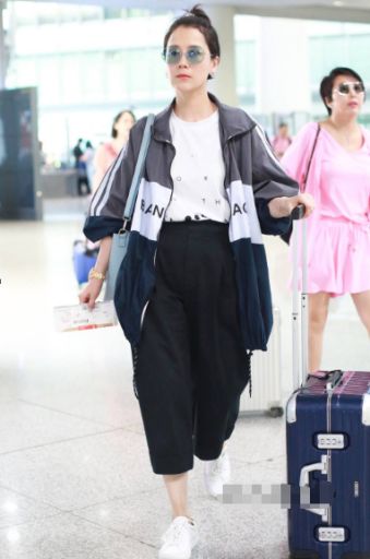 海清为中年女演员发声不成改扮少女？穿杨幂同款过膝袜，42岁成潮妹