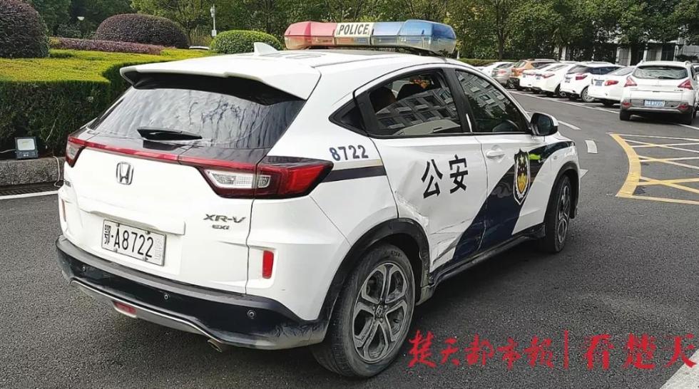 19日上午9时30分,武汉黄陂区交通大队民警陈帅带队驾驶警车出勤,行至