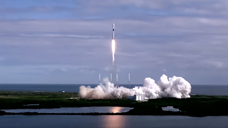 Space X再发60颗星链卫星 火箭自动回收成功