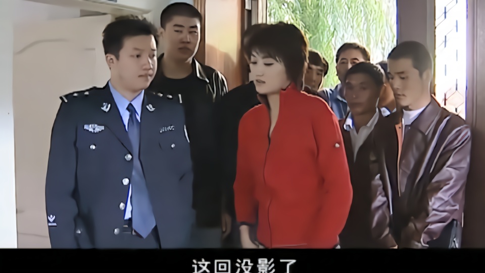 警中警:红衣女见义勇为抓俩小偷上警局,结果受害人不见了