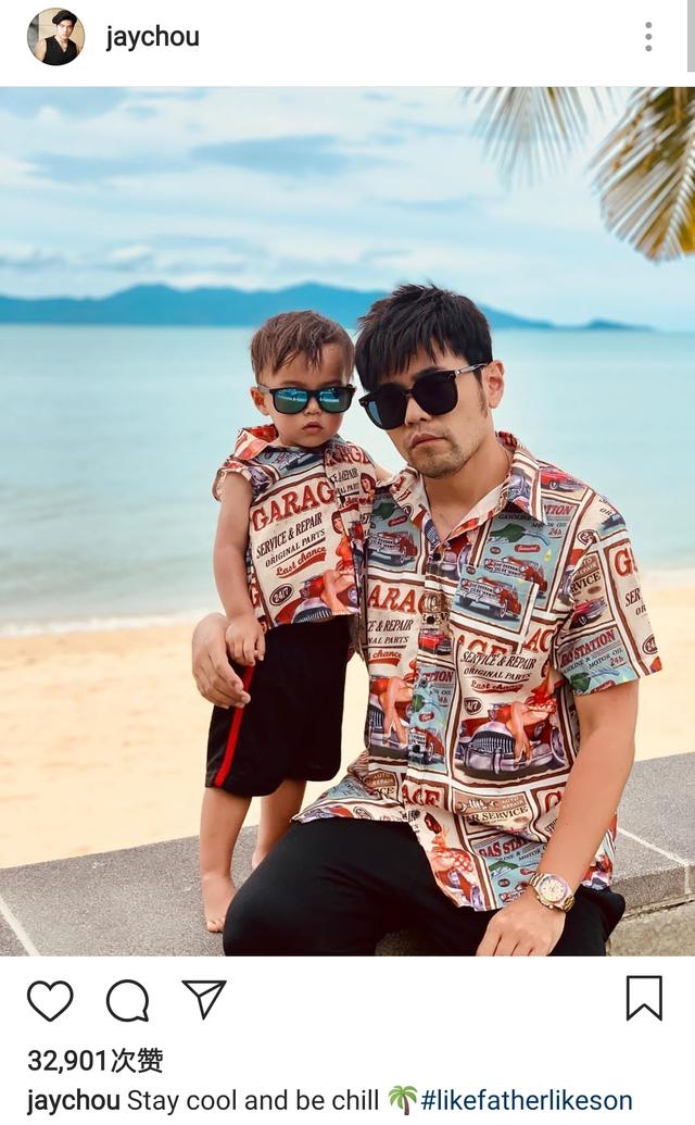 周杰伦和儿子穿亲子装海边度假，两人戴墨镜露同款严肃脸