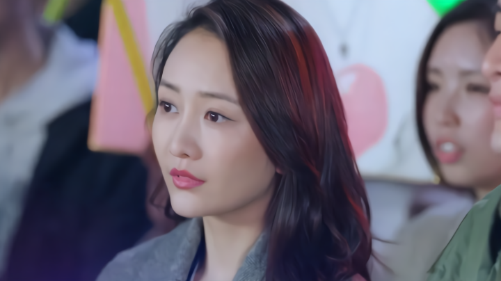 穷小伙带女总看演唱会,不料明星竟喊出自己的