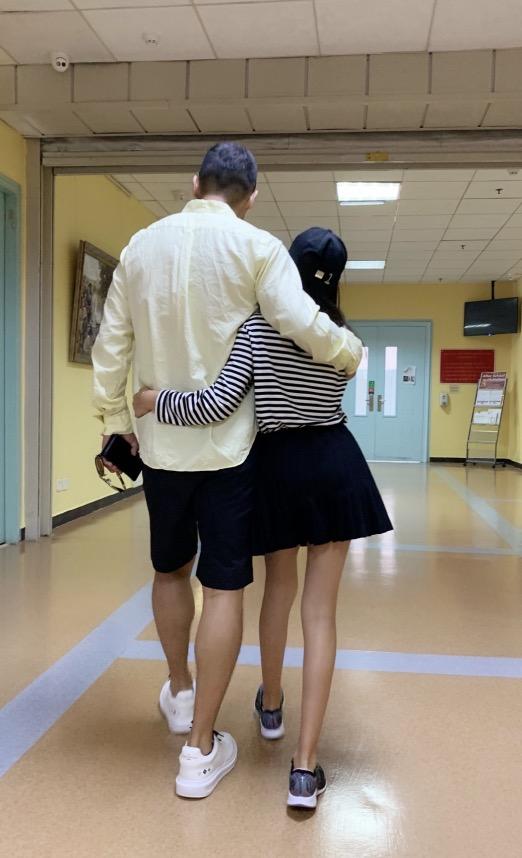 赵文卓12岁大女儿将瑞士留学 送弟弟妹妹开学默默流泪