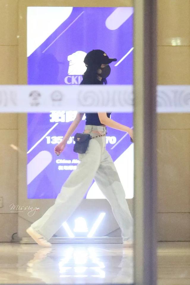 杨幂最新生图腰细腿瘦长，网友：裤子腰部是镂空的
