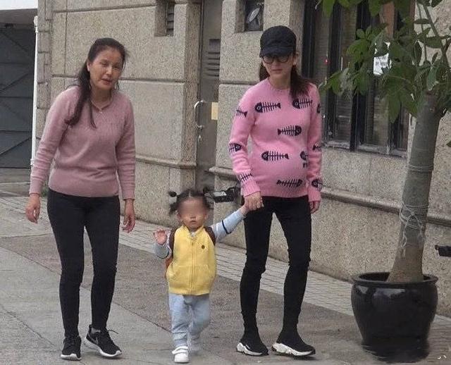 郭富城女儿穿妈妈高跟鞋走路，踉踉跄跄超可爱