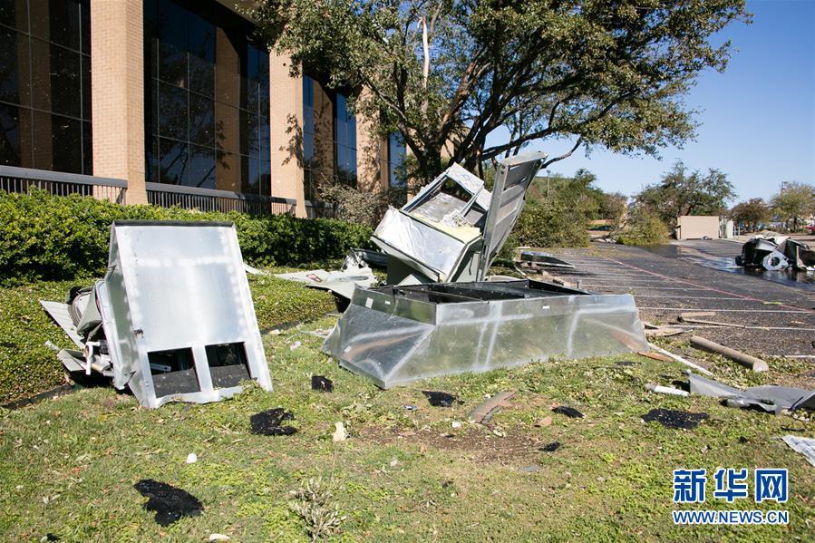 　　这是10月21日在美国得克萨斯州达拉斯拍摄的龙卷风袭击现场。 20日夜间，美国得克萨斯州达拉斯市及附近地区遭遇龙卷风，大量房屋受损。 新华社发（田丹摄）  