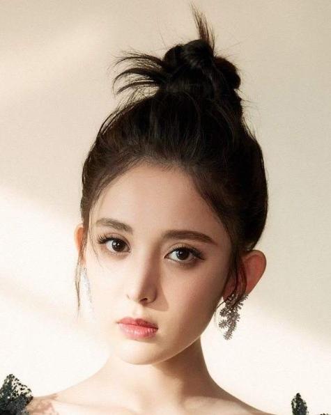 娜扎升级当小姨！姐姐产后晒萌娃挡脸仍显可爱
