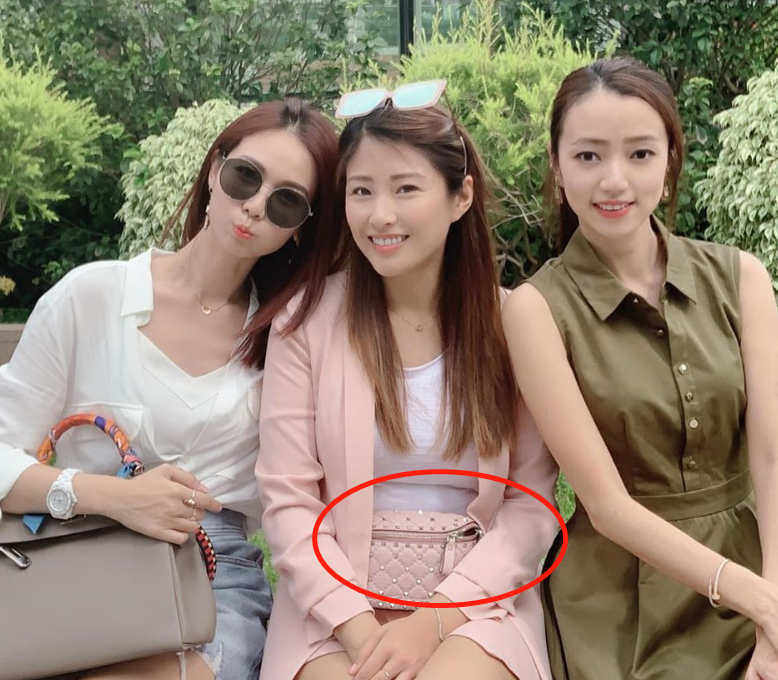 洪金宝儿媳和闺蜜庆生，合照巧遮孕肚，细节暴露已怀第三胎？