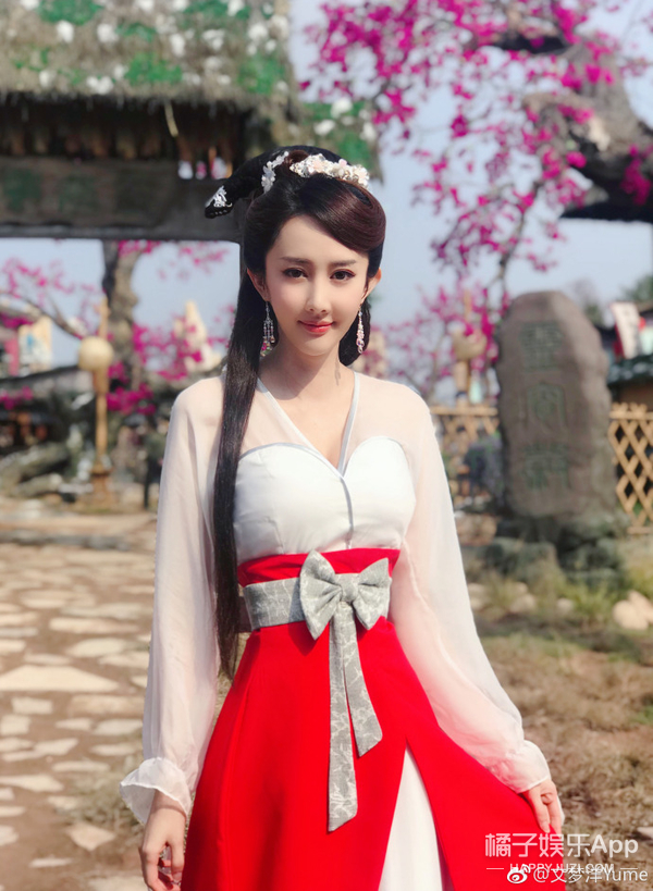 还记得《丑女无敌》里的助理小艾吗？她现在长这样了