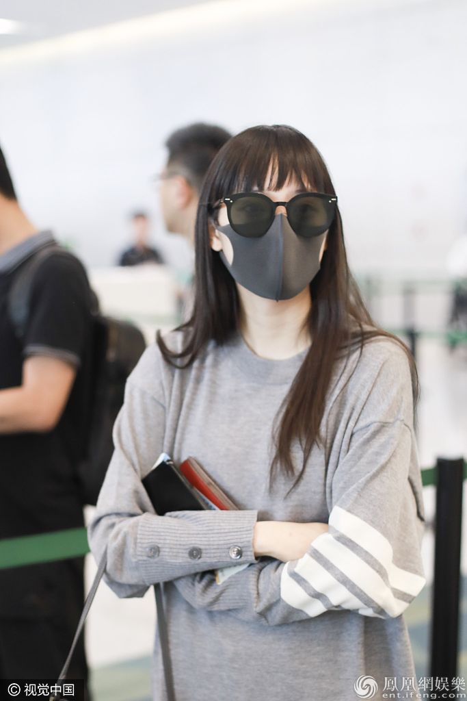 欧阳娜娜初恋风穿搭清纯无敌 梳齐刘海拎小鸭包萌趣十足