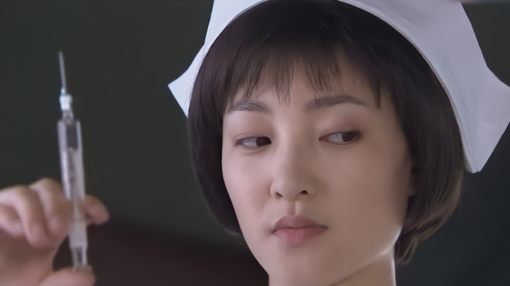美女护士给汉奸打针,汉奸贼配合,怎料美女直接