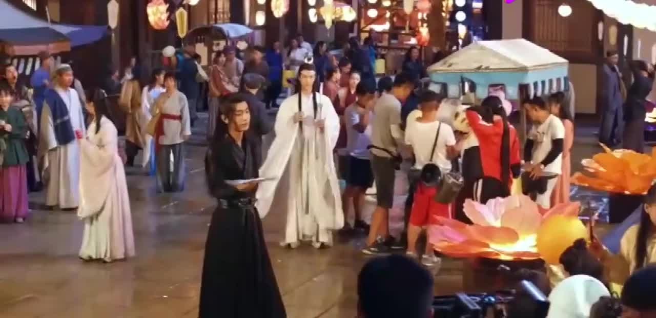 《陈情令》花絮：肖战王一博在片场“打架”，这画面好有爱