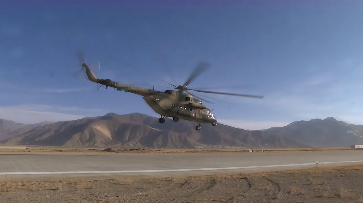实拍西藏军区数架高原直升机野外起降!战机贴地飞行卷起滚滚黄沙