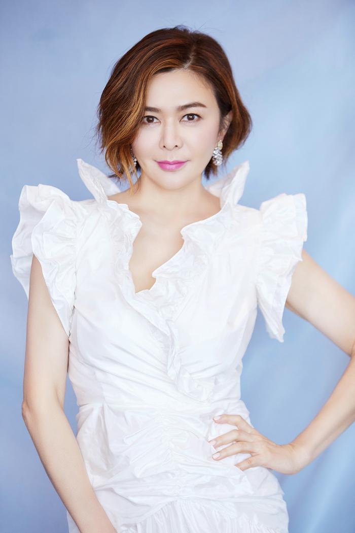 57岁关之琳近照曝光，表情僵硬被指美人迟暮，不及身旁60岁向太？