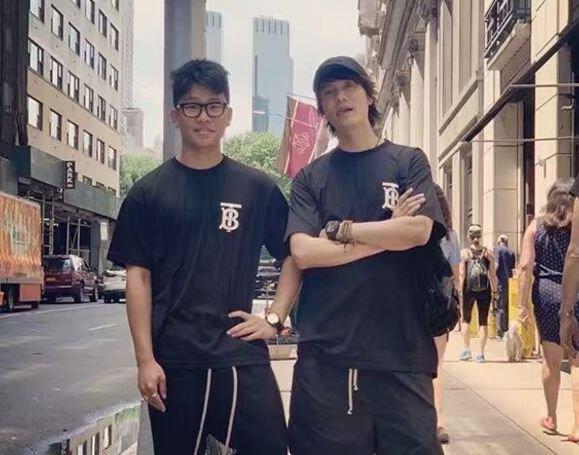 43岁陈坤越老越吃香，看看17岁儿子，长的和陈坤像不像?