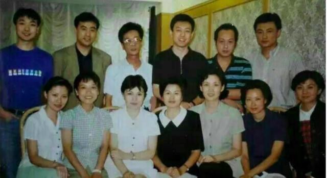 22年前央视主持人合照曝光，康辉、李瑞英、李修平模样引关注